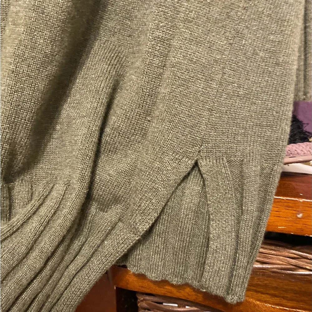 💰 Olive V-Neck Sweater💰